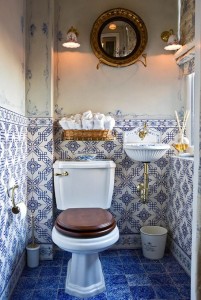 15 ideas originales para decorar paredes de baños - Decoracion en el hogar