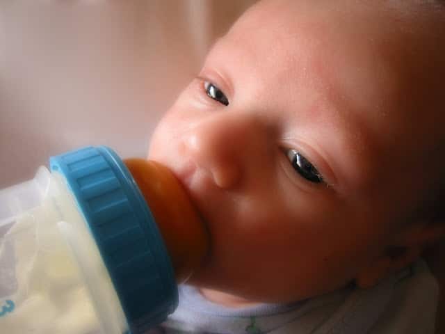 La leche de fórmula puede complementar la lactancia materna.