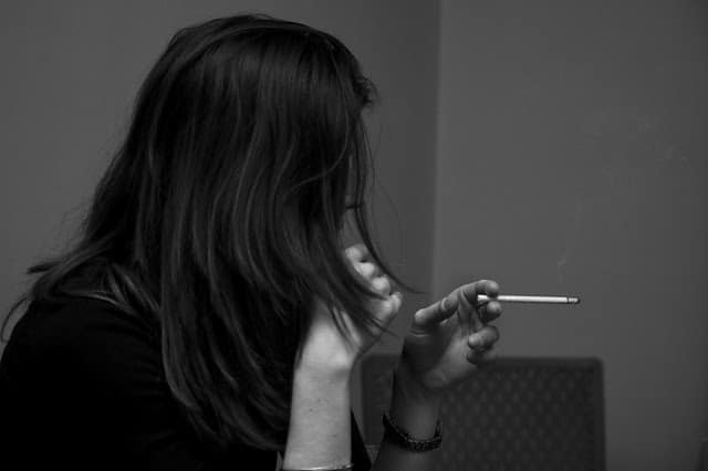Mayor riesgo de cáncer de colon para las mujeres fumadoras