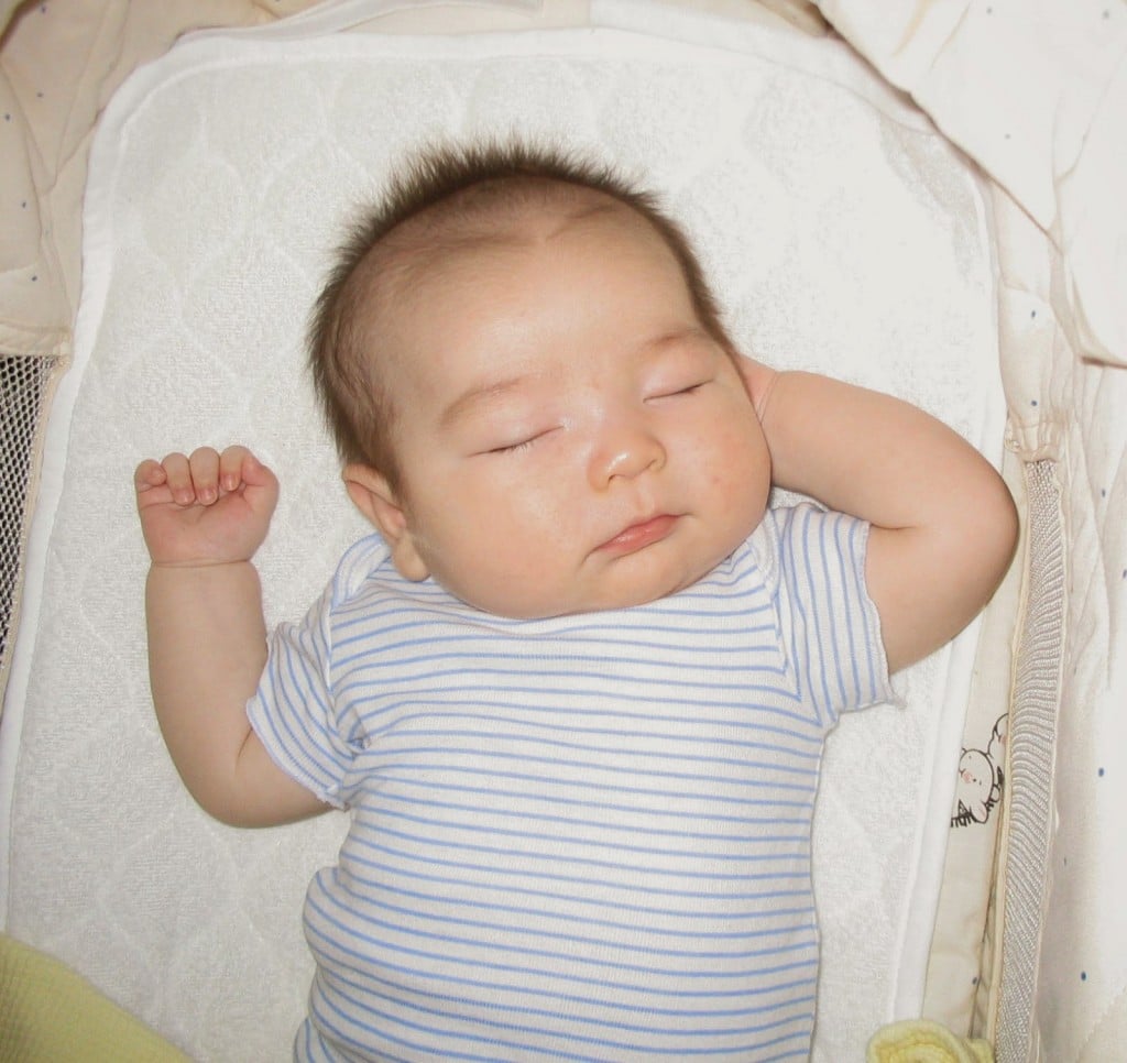 Cuál es la mejor posición para que un bebé duerma