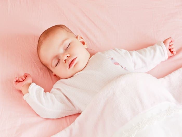 Cuál es la mejor posición para que duerma un bebé