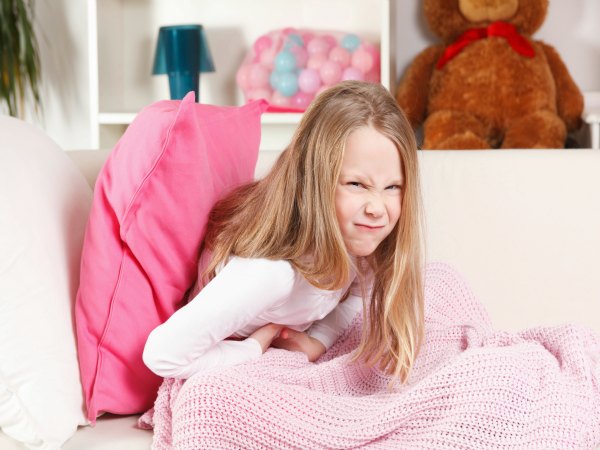 ¿Qué causa el dolor abdominal en los niños?