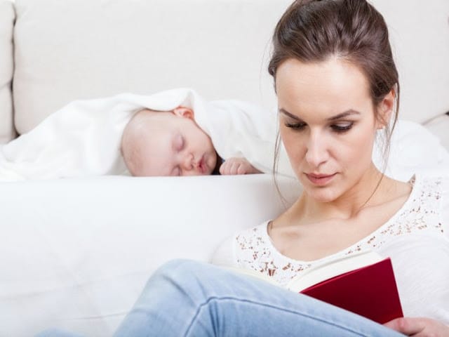 Por qué no debes dejar que tu bebé duerma en el sofá 