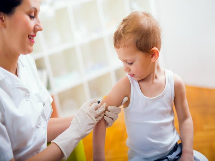 Debería vacunar a mi hijo de la meningitis B